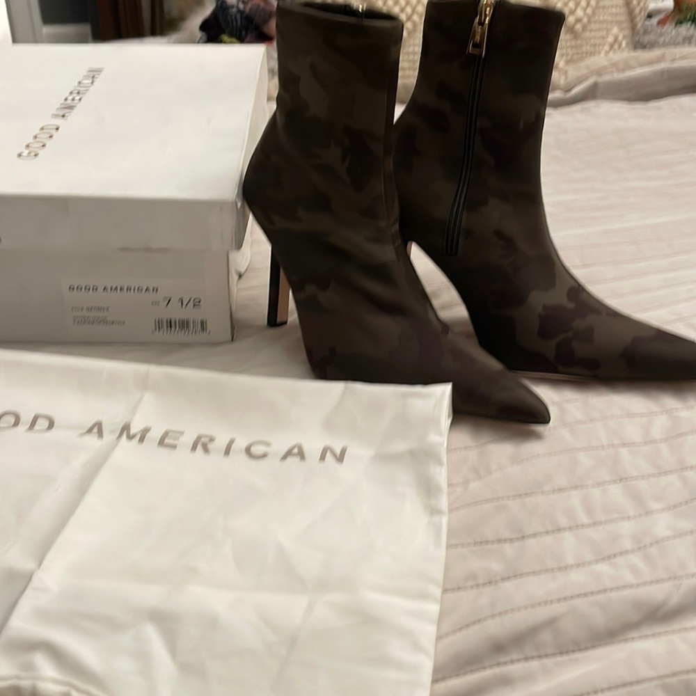 Pointy Neoprane camo boot by khole kardasian for good American jeans size 7 gold